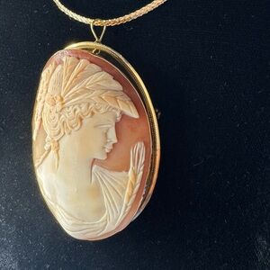 Elegant Cameo Pendant Necklace in 18k yellow gold.